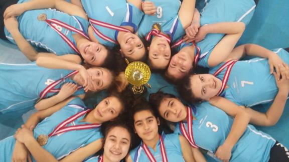 ŞAMPİYON MECİTÖZÜ YBO BAŞARILARINA DEVAM EDİYOR.(Çorum İl birincisi olarak Amasya da ki gruplara kalan Mecitözü YBO kız voleybol takımı tüm maçlarını kazanarak bir üst tura yükseldi.)