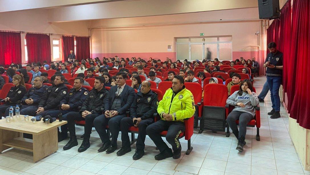 Mecitözü Anadolu Lisesi Öğrencilerimize ilçe Jandarma Komutanlığımız ve Emniyet Amirliğimizce Meslek tanıtımı yapıldı.