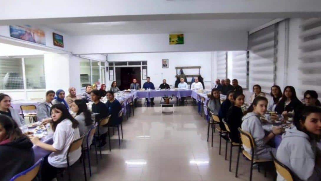  Şehit Mahmut Daşdan Mesleki ve Teknik Anadolu Lisesi Kız Pansiyonunda kalan öğrencilerimizle iftar programı düzenlendi.