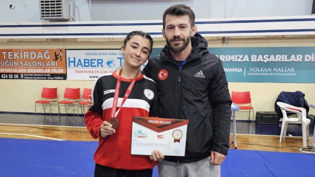 15-21 Nisan 2024 tarihleri arasında Tekirdağ'da düzenlenen Okul Sporları Güreş Şampiyonasında İlimizi temsil eden Mecitözü Anadolu Lisesi öğrencisi 44 KG'da Eda Nur TÜMER Türkiye Üçüncüsü olarak bronz madalya kazanmıştır. 