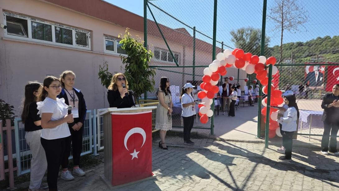 MECİTÖZÜ YATILI BÖLGE ORTAOKULU'NDA TÜBİTAK 4006 BİLİM FUARI VE RESİM SERGİSİ AÇILDI.