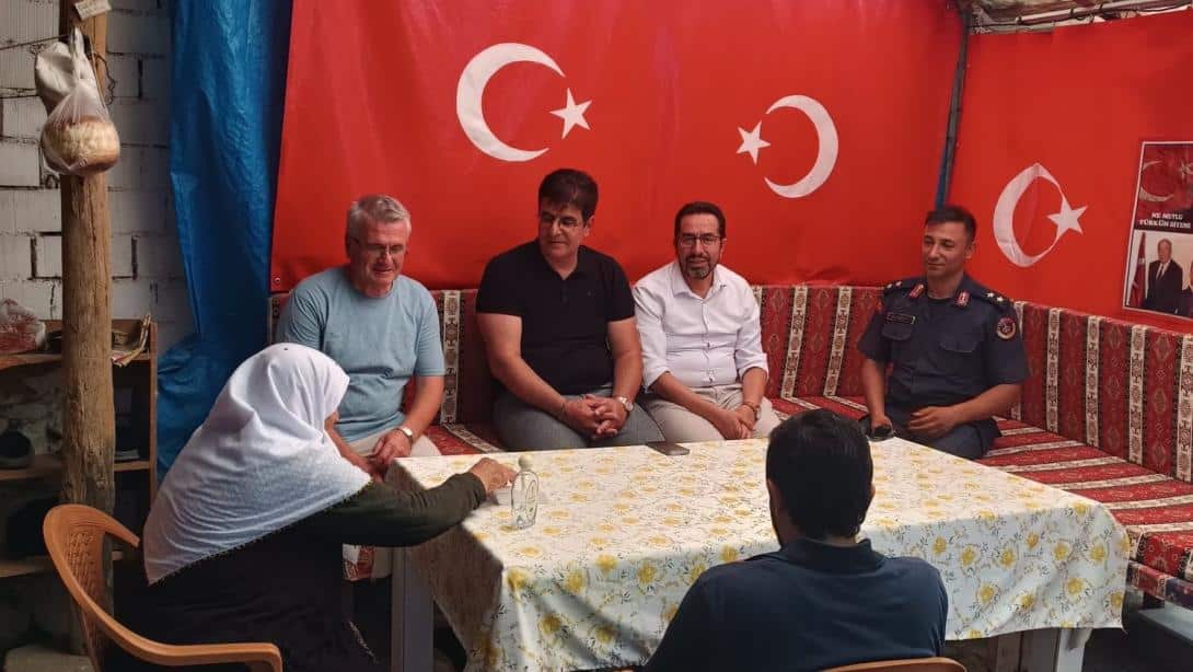 İlçe Milli Eğitim Müdürümüz Sayın İrfan DOĞRU,İlçe Jandarma Komutanı Sayın Bahadır İLGEZDİ,İlçe Müftümüz Sayın Ömer YAŞKABAK ile birlikte İbek Köyü Şehit Osman AYDOĞDU'nun muhterem annesini ziyaret ettiler.Tüm şehitlerimizin ruhları şad olsun.⁦