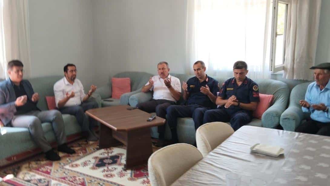 İlçe Milli Eğitim Müdürümüz Sayın İrfan DOĞRU,İlçe Jandarma Komutanları,İlçe Müftümüz Sayın Ömer YAŞKABAK ile birlikte Figani Köyü Şehit Mahmut DAŞTAN'ın muhterem ailesini ziyaret ettiler.Tüm şehitlerimizin ruhları şad olsun.