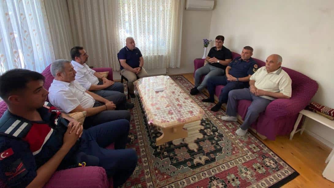 İlçe Milli Eğitim Mdr.İrfan DOĞRU,İlçe Jandarma Komutan V Hasan KOCAMAN,İlçe Özel İdare Müdürü Veli SİNGER, İlçe Müftüsü Ömer YAŞKABAK  Çitli Köyü Şehit Dursun DEMİRKOL'un muhterem ailesini ziyaret ettiler.Tüm şehitlerimizin ruhları şad olsun.