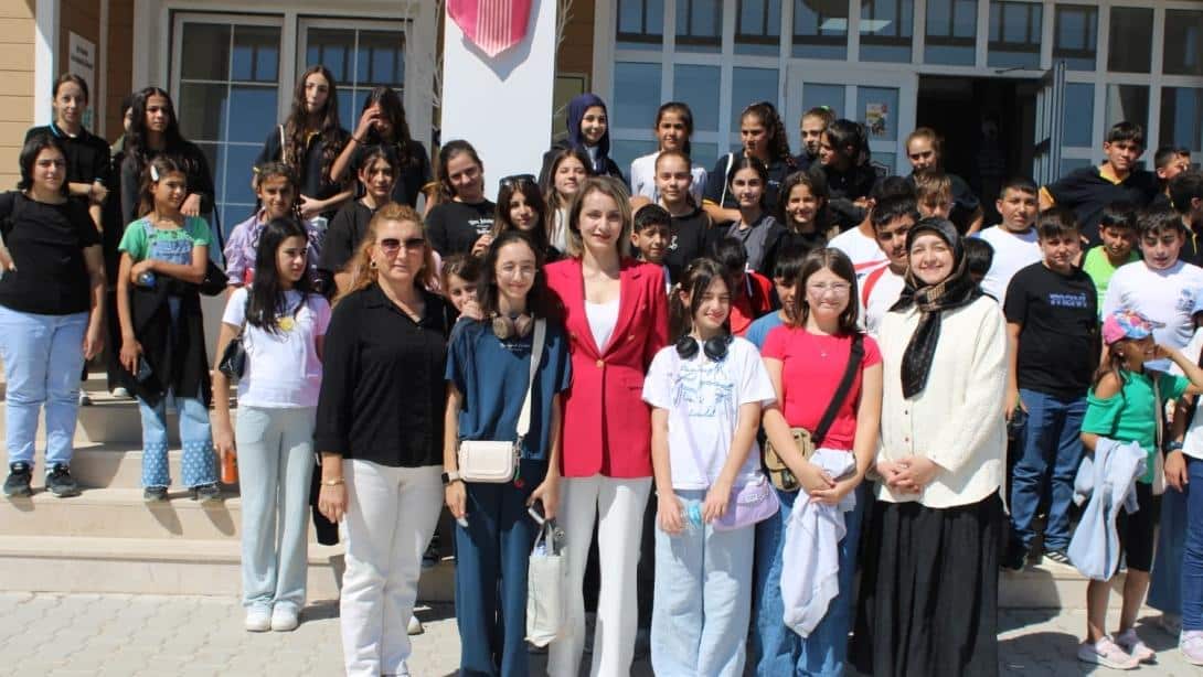 MECİTÖZÜ KAYMAKAMLIĞINCA ÖĞRENCİLERİMİZE ÇORUM ANATOLİA AT ÇİFTLİĞİNE GEZİ DÜZENLENDİ.